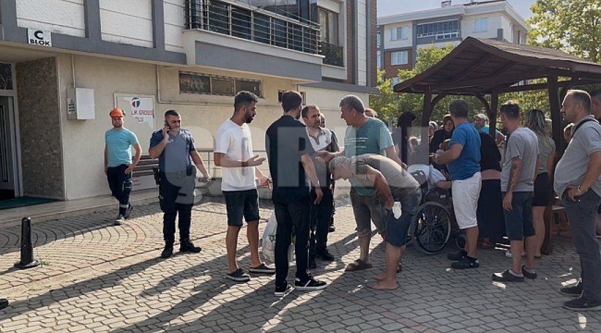 Kibrit çöpünden yaptıkları maket ev alev aldı