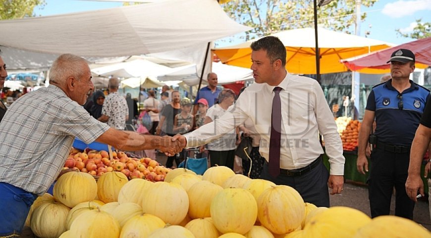Başkan Sarıkurt, Pazartesi Pazarı'nda Vatandaş ve Esnafla Buluştu