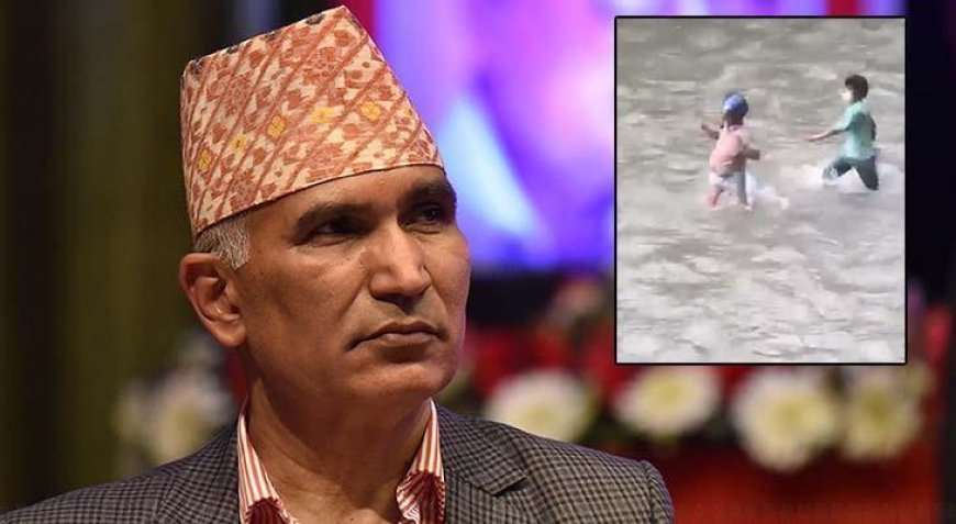 Nepal'deki eylemlerde şoke eden görüntü: Ekonomi bakanını yerde sürükleyip nehirde kovaladılar!