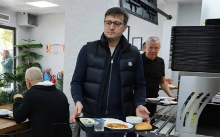 BAŞKAN AKAY, ÖĞLE YEMEĞİNİ KENT LOKANTASI’NDA VATANDAŞLARLA YEDİ