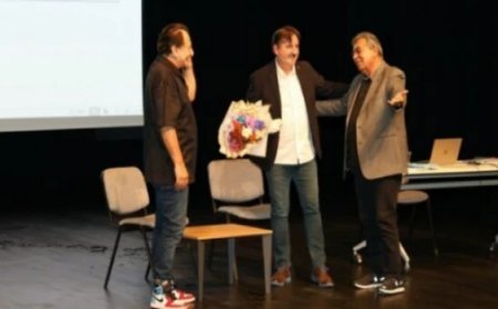 ÇOSB’DA TİYATRO DOLU GECE: “CANER YAZAR ÖZGÜR OYNAR” SEYİRCİDEN TAM NOT ALDI
