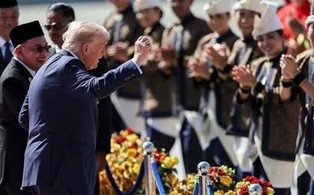 Asya turuna çıkan Trump yine sosyal medyaya düştü! Uçaktan inip dans etti