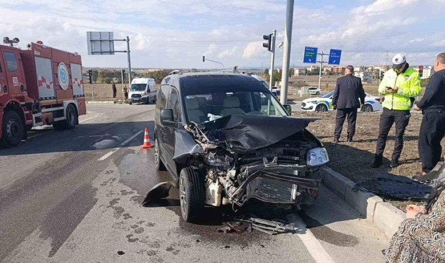 Hafif ticari araç ile otomobil çarpıştı: 2’si çocuk 3 yaralı