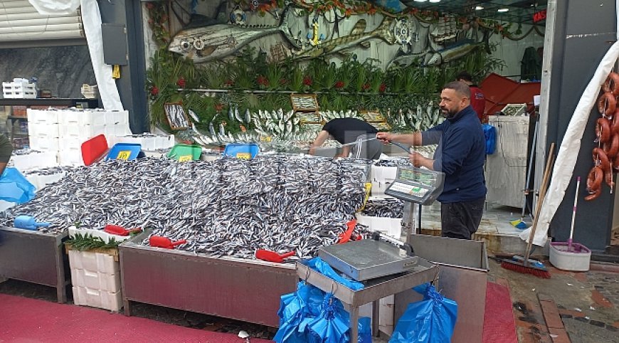 Havalar soğudu, hamsi 100 liraya düştü