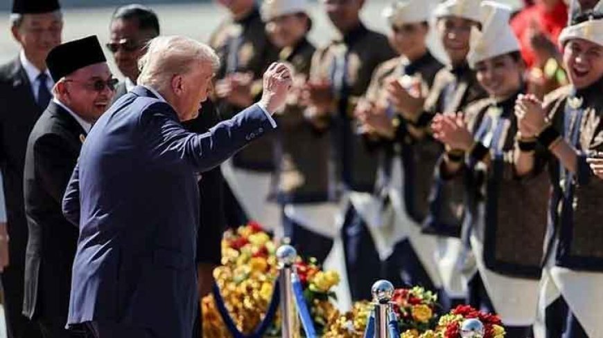 Asya turuna çıkan Trump yine sosyal medyaya düştü! Uçaktan inip dans etti