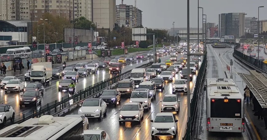 İstanbul'un sağanak çilesi: Trafik ilerlemedi, metrobüs duraklarında yoğunluk oluştu