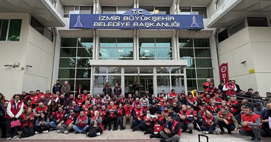 İzmir Büyükşehir Belediyesi işçilerinden oturma eylemi