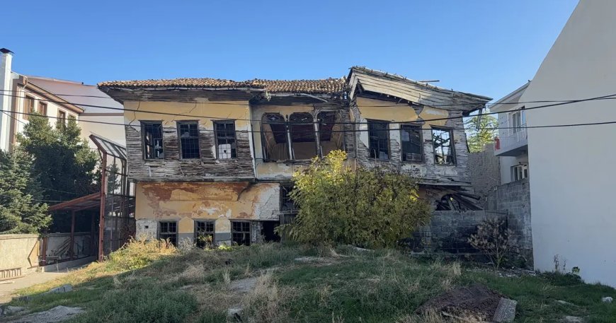 Tehlike oluşturan metruk bina kontrollü şekilde yıkıldı