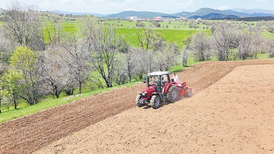 Tarla ekilecek ama çiftçi yağış bekliyor