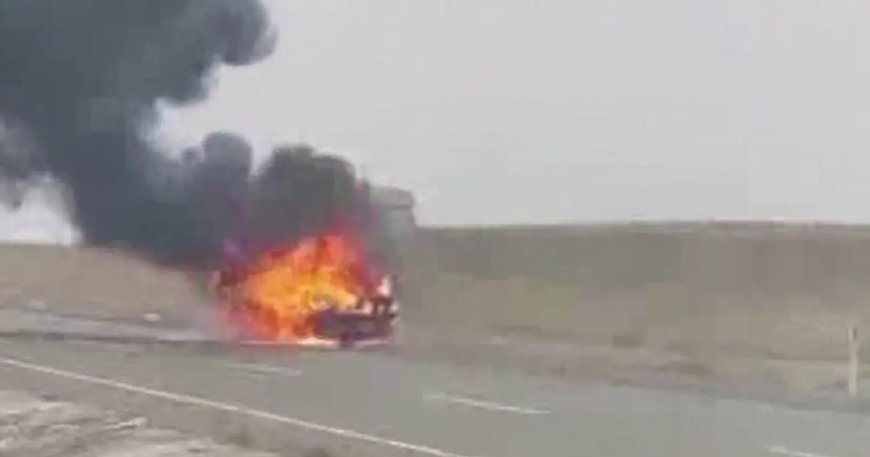 Diyarbakır'da seyir halindeki otomobil alev aldı