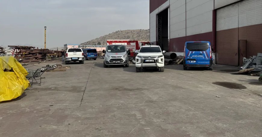 Fabrikada feci ölüm: İki işçi, 3 tonluk sac levhanın altında kaldı