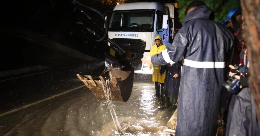 Çeşme’de sağanak su baskınlarına neden oldu