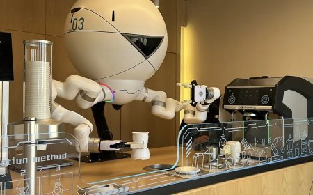 Bu kafede kahvenizi robot yapıyor ve servis ediyor. Robot kafeye ilgi büyük