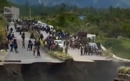 Dört şeritli yol çöktü! Dev çukur oluştu, araçlar son anda kurtuldu