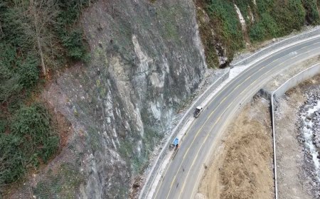 Ayder yolunda kaya riskine karşı çelik ağlı önlem