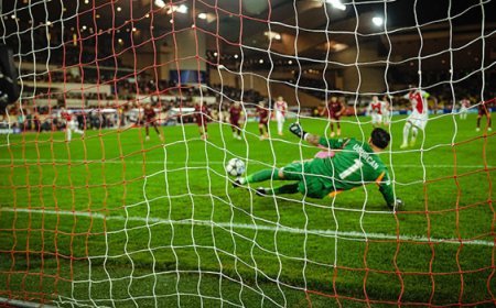 Galatasaray'a Monaco maçında Uğurcan Çakır şanssızlığı: Penaltı kurtardı, sakatlandı! Sadece 1 dakika sonra gol geldi...