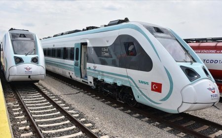 TÜRASAŞ bir haftada yerli ve milli iki tren seti ile iki lokomotifi teslim etti