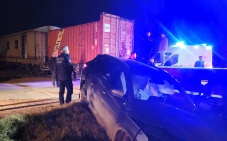 Yük treni otomobile çarptı, 5 kişi yaralandı