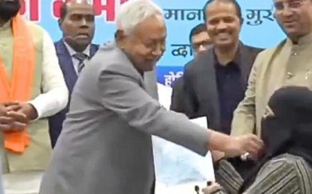 Atama töreninde skandal görüntü! Başbakan, sahnede doktorun peçesini indirmeye çalıştı: 'Bu ne?'