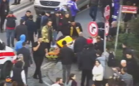 Şişli'de otomobil yayalara çarptı. 2 ölü, 6 yaralı