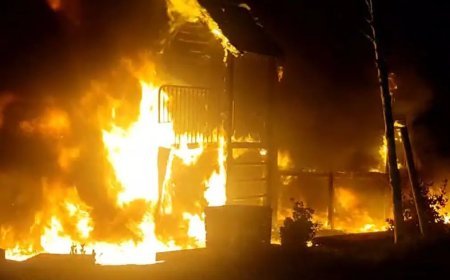 Beylikdüzü'nde yakılan ateş çocuk parkını yaktı