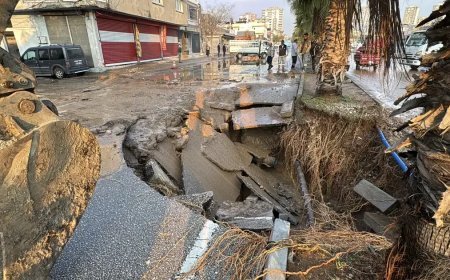 Adana'da su borusu patladı. Caddede çukur oluştu, yollar göle döndü