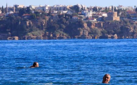 1 saat mesafede kar var ama denize girdiler. Herkes üşürken onlar yüzdü