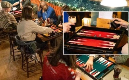 SON DAKİKA HABERLER: Türkiye'de hep yaygındı, Londra'da 'süper popüler' hale geldi! Dua Lipa'dan Beckham'a herkes tavla oynuyor