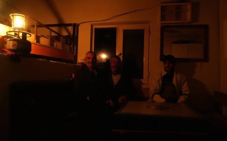 Kar elektrik hatlarına hasar verdi. Onlarca köy ve mezra karanlıkta kaldı