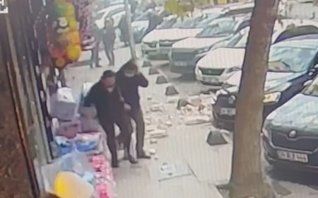 Binanın balkonundan parçalar koptu, yayalar ölümden döndü