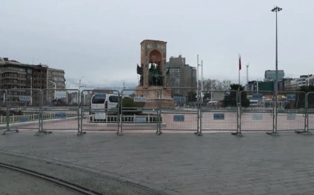 Taksim Meydanı'nda yılbaşı hazırlıkları. Demir bariyerler getirildi, yollar kapatıldı