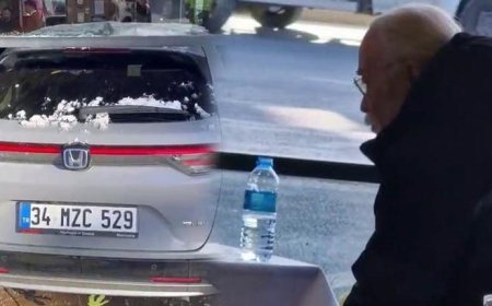 Ünlü sanatçı Cahit Berkay, kullandığı araçla restorana daldı