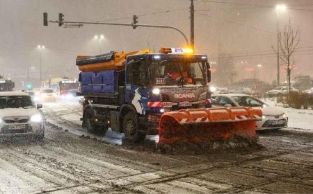 Avrupa'da kar esareti! Yüzlerce araç yolda kaldı