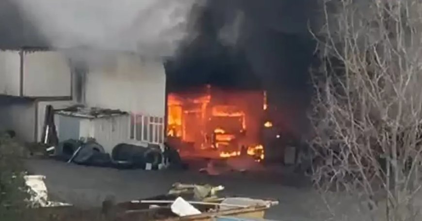 Arnavutköy'de TIR tamirhanesinde yangın