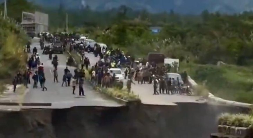 Dört şeritli yol çöktü! Dev çukur oluştu, araçlar son anda kurtuldu