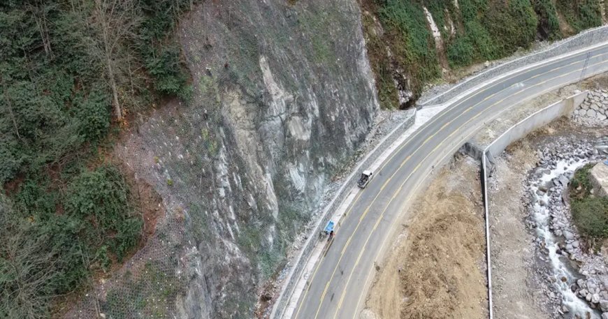 Ayder yolunda kaya riskine karşı çelik ağlı önlem