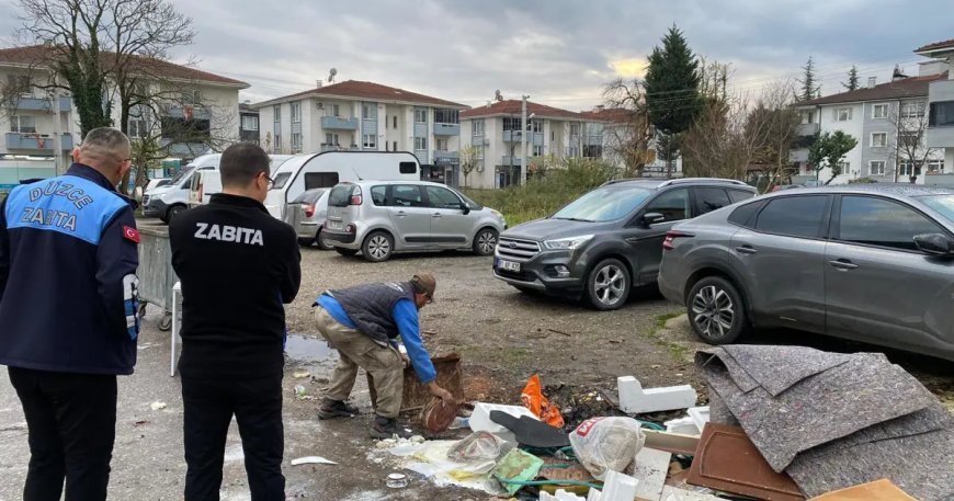 Hem ceza yedi, hem kirlettiği alanı temizledi