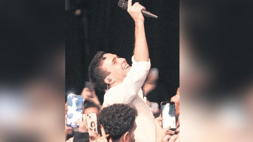 Hayranlarının arasında söyledi