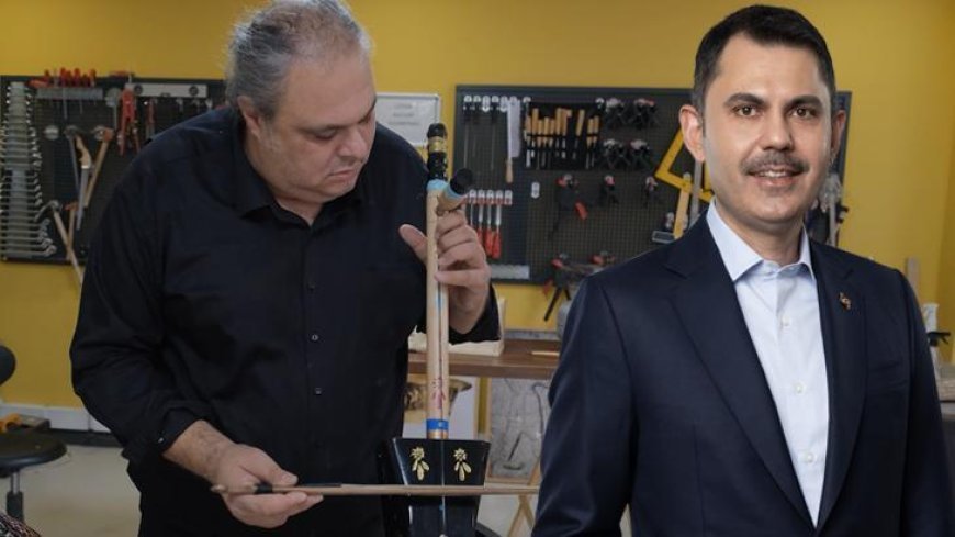 Bakan Kurum görüntüleri paylaştı: Atık malzemeler onun ellerinde melodiye dönüşüyor