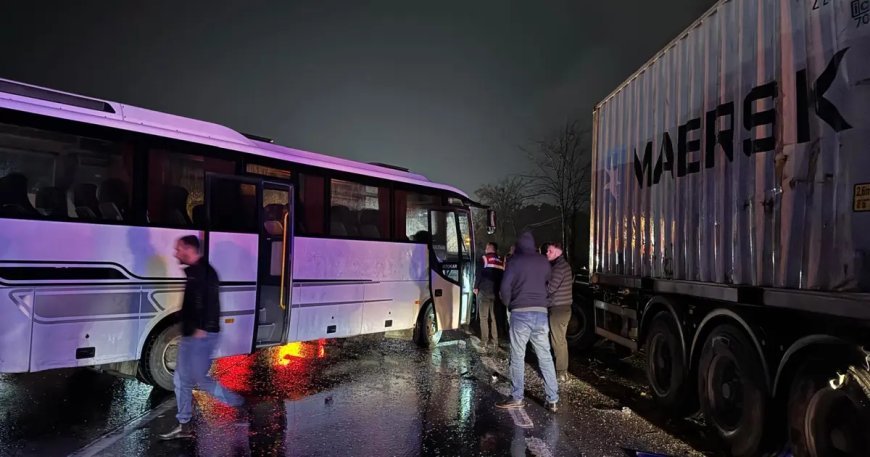 Sakarya'da zincirleme trafik kazasında 12 kişi yaralandı