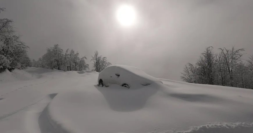 Bir yanda deniz manzarası, diğer yanda kar. Araçlar ve yollar kara gömüldü