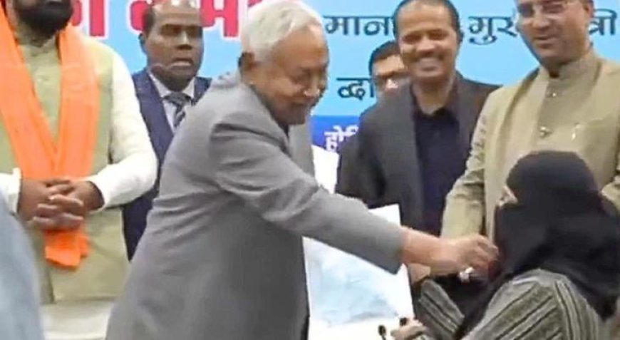 Atama töreninde skandal görüntü! Başbakan, sahnede doktorun peçesini indirmeye çalıştı: 'Bu ne?'