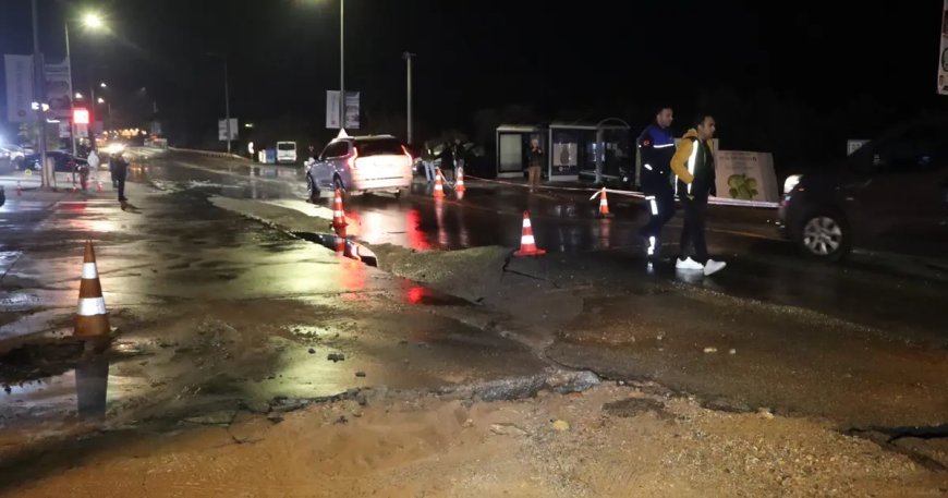 Bodrum'da içme suyu hattı patladı, yol çöktü
