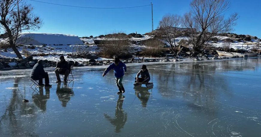 Hava sıcaklığı eksi 15 dereceye düştü, göl buz tuttu. Eskimo usulü balık avı yapıyorlar