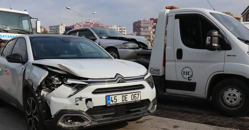 İzmir'de kırmızı ışıkta feci kaza
