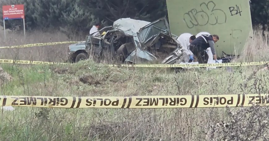 Bariyere çarpıp kontrolden çıkan araba hurda yığınına döndü