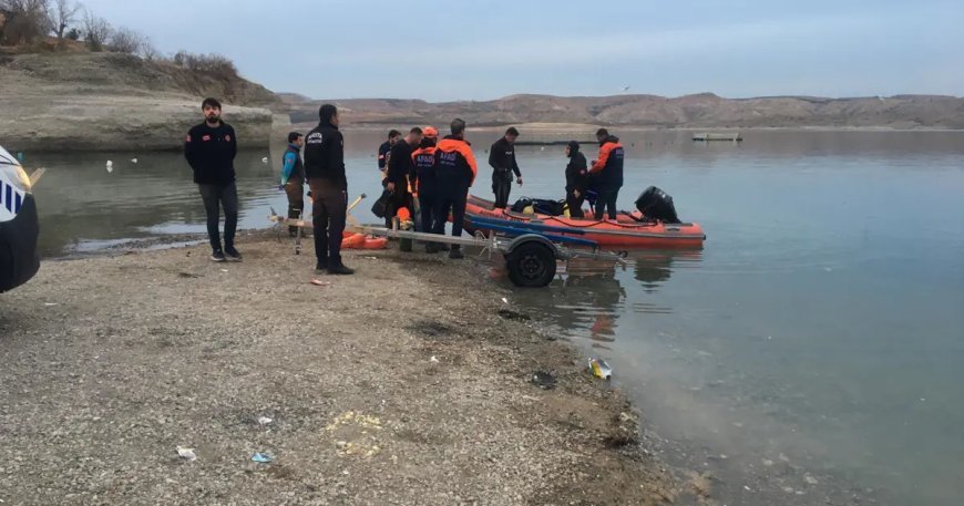 Adıyaman'da bottan gölete düşen 5 kişiden 1'i kayıp
