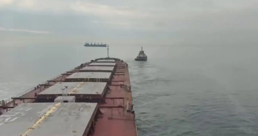 Ahırkapı'da karaya oturan yük gemisi kurtarıldı