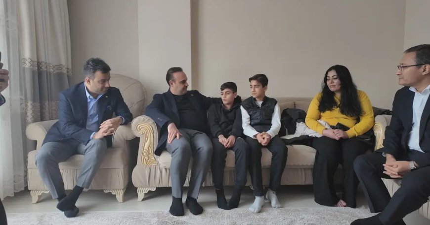 Bakan Kacır 1.3 milyon TL'lik altını sahibine teslim eden çocukları ziyaret etti