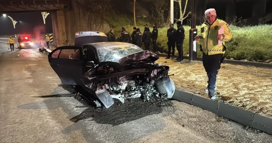 Polisten kaçtı, kaldırıma çarptı. 2 yaralı